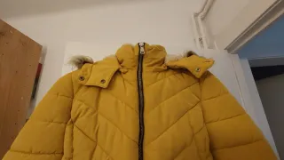 Chaqueta acolchada color mostaza. Muy favorecedora