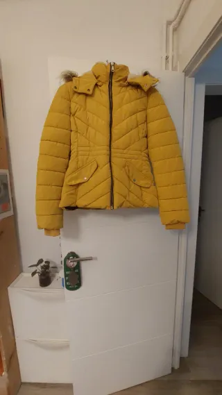 Chaqueta acolchada color mostaza. Muy favorecedora
