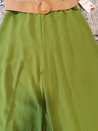 Pantalones anchos verdes con cinturón