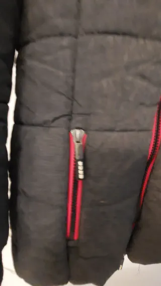 Chaquetón negro con cremallera roja