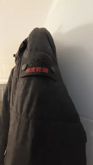 Chaquetón negro con cremallera roja