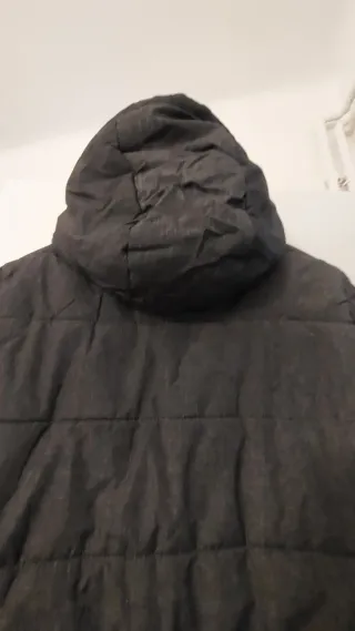 Chaquetón negro con cremallera roja