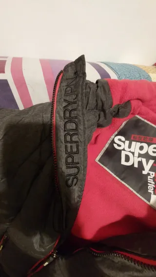 Chaquetón negro con cremallera roja