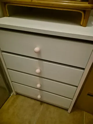 Mesita cajonera de madera