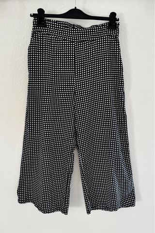 Pantaloni palazzo a quadretti bianchi e neri