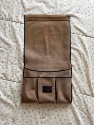 Porta mandos y revistero de cuero para sofá
