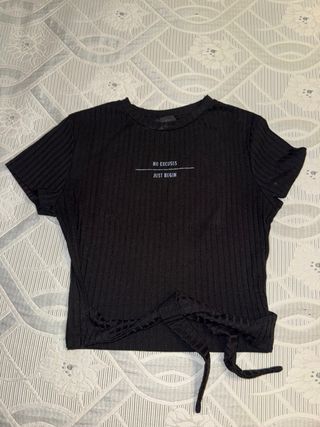 Top nero con scritta NO EXCUSES