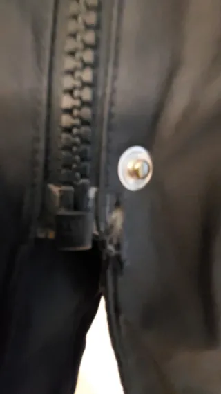 Chaquetón negro con capucha y cinturón azul marino