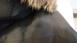 Chaquetón negro con capucha y cinturón azul marino