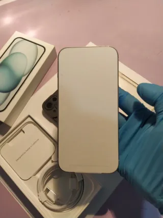 iPhone 15 azul/blanco + Fundas negra y transpare.