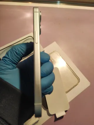 iPhone 15 azul/blanco + Fundas negra y transpare.