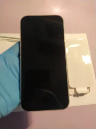 iPhone 15 azul/blanco + Fundas negra y transpare.