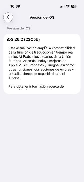 iPhone 15 azul/blanco + Fundas negra y transpare.