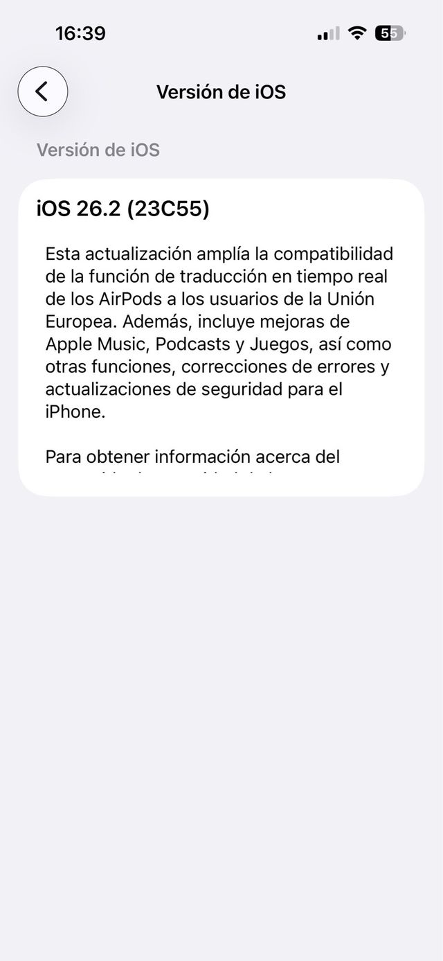 iPhone 15 azul/blanco + Fundas negra y transpare.