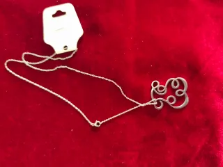 Collar de plata con colgante abstracto