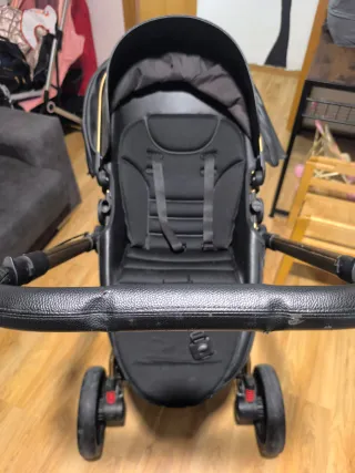 Carrito de bebé negro y dorado