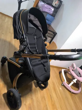 Carrito de bebé negro y dorado