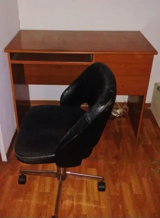 Escritorio de madera con silla negra
