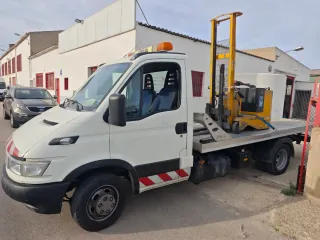 Grúa portavehiculos y desguace