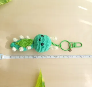 Llavero Oruga Amigurumi