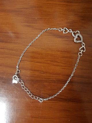 Pulsera plata con corazones