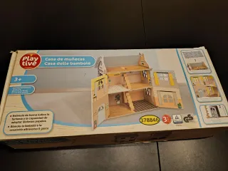 Casa delle bambole in legno giocosa