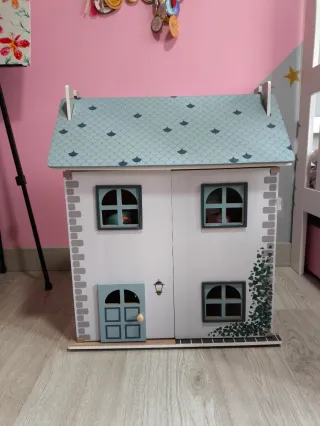 Casa delle bambole in legno giocosa