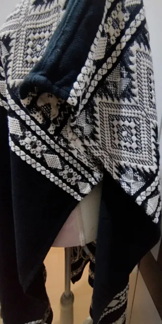 Chal algodón Bordado con destellos plateados. Zara