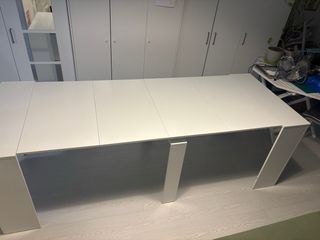 Mesa de comedor blanca de madera