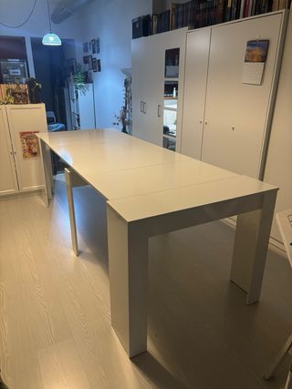 Mesa de comedor blanca de madera