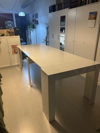 Mesa de comedor blanca de madera