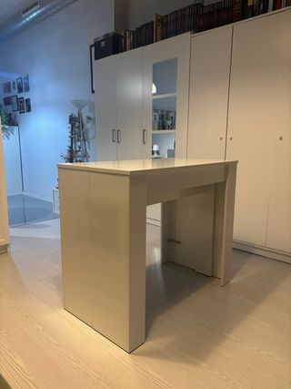 Mesa de comedor blanca de madera