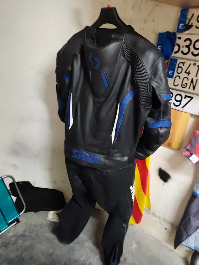 Mono de moto SHUA negro y azul