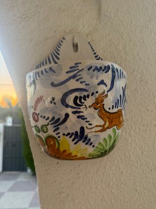 Macetero de cerámica decorado