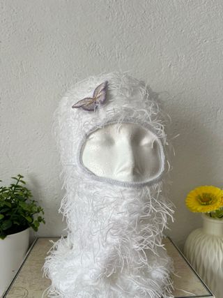 Balaclava blanca peluda con mariposa