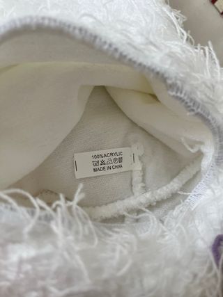 Balaclava blanca peluda con mariposa