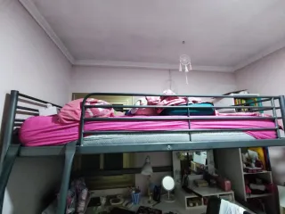Litera metálica gris con detalles rosas