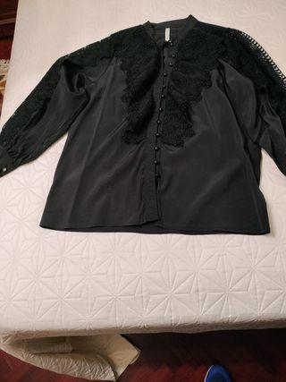 Camisa negra con encaje