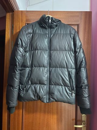 Chaqueta negra de plumas