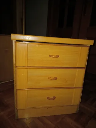 Cómoda de madera con 3 cajones