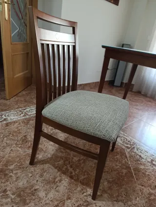 Sillas de comedor de madera y tela