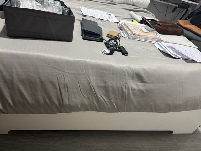 Estructura de cama, somier y colchón con fundas