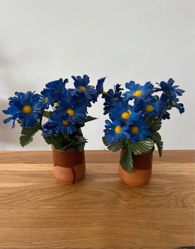 Flores Artificiales Azules en Macetas Terracota