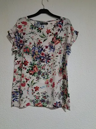 Camiseta floral blanca y multicolor