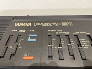 Organo Yamaha PSR-31, con soporte
