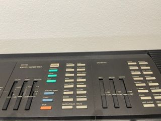 Organo Yamaha PSR-31, con soporte