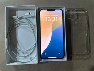 iPhone 14 Plus con custodia e cavo