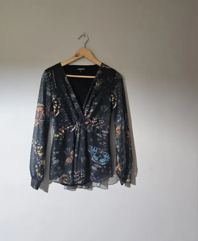 Blusa manga larga estampado mariposas