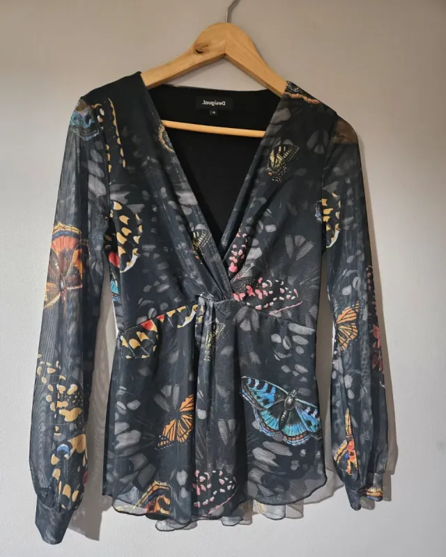 Blusa manga larga estampado mariposas