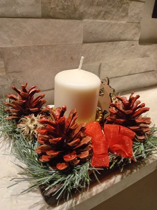 Centrotavola natalizio con candela e pigne